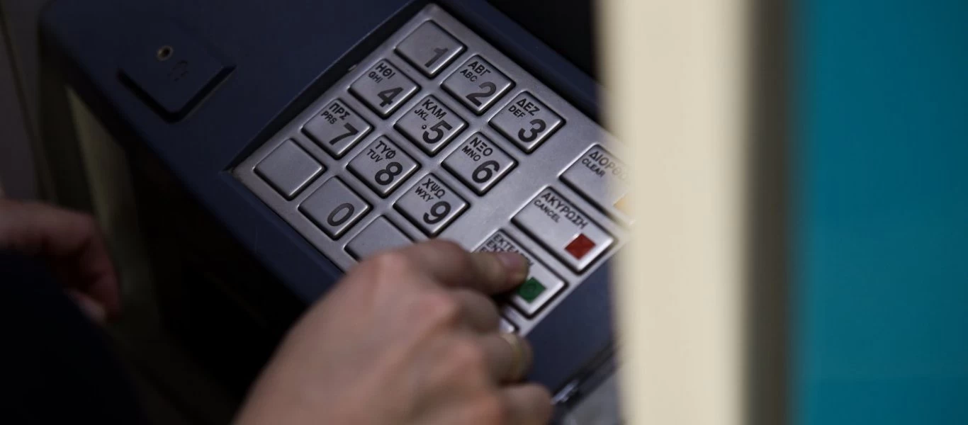 Δείτε τις 10+1 ειδικές συμβουλές της ΕΛ.ΑΣ για τη χρήση των ΑΤΜ την εορταστική περίοδο
